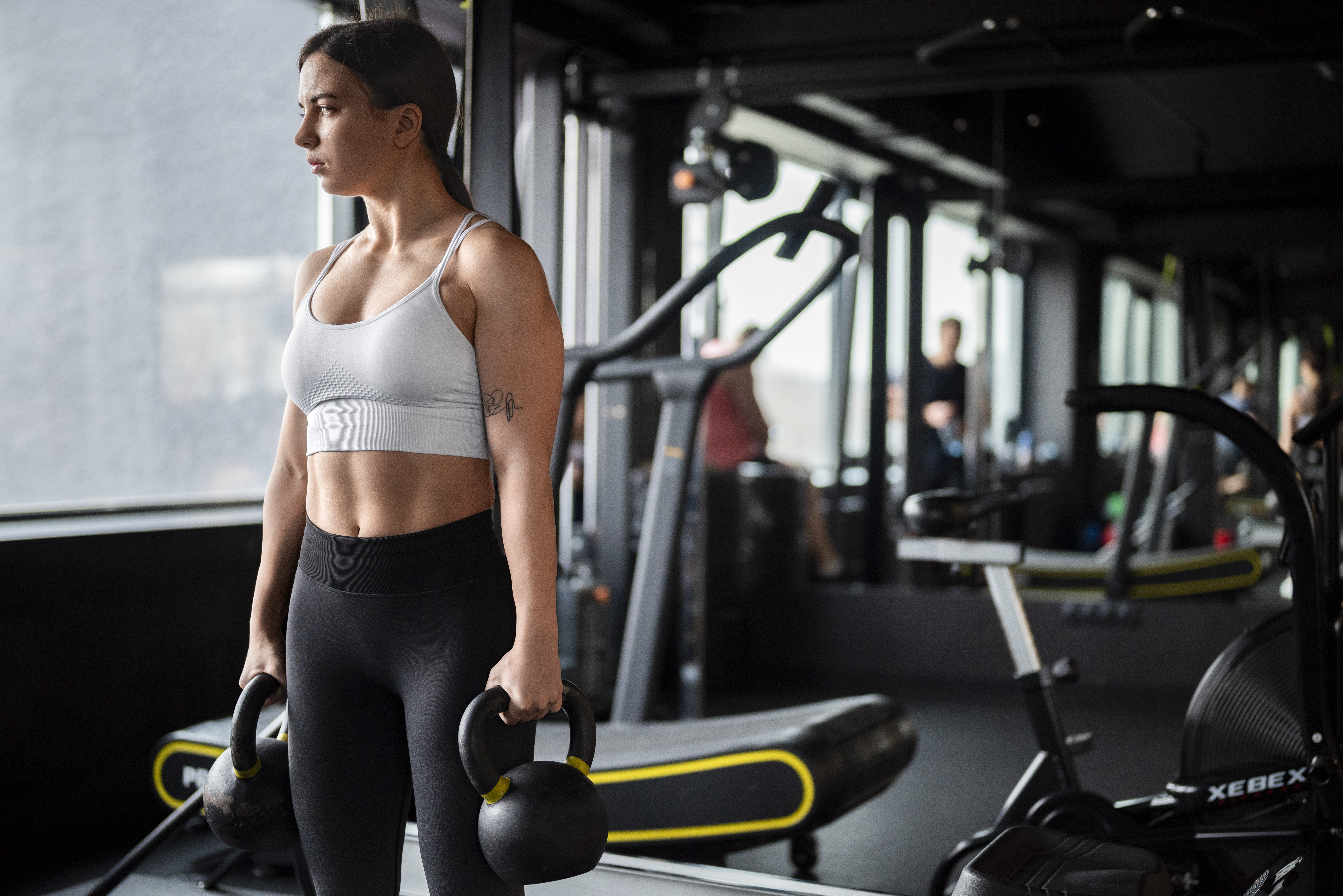 woman-with-visible-abs-doing-fitness